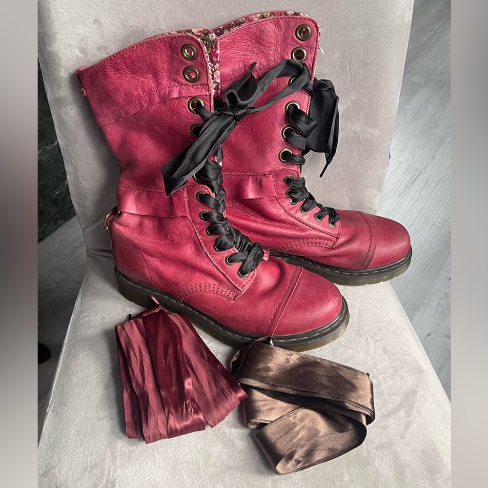 Dr. Martens Triumph 1914 Red Rouge Leather/Floral boot, Size 10 w/extra laces